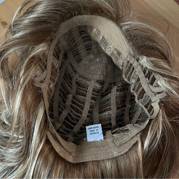 Wig Synthetic Fashion Wig. Never Worn. Sz: Avg - Picture 10 of 10